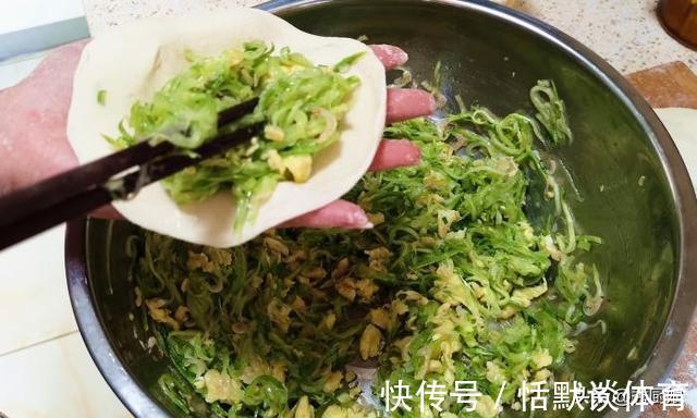 面团|西葫芦一年四季都便宜，秋天要多吃，鲜嫩营养降秋燥，烙馅饼真香