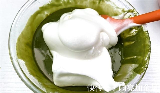 教你不开裂不塌陷，水光肌古早抹茶纸杯蛋糕，步骤详细一学就会！