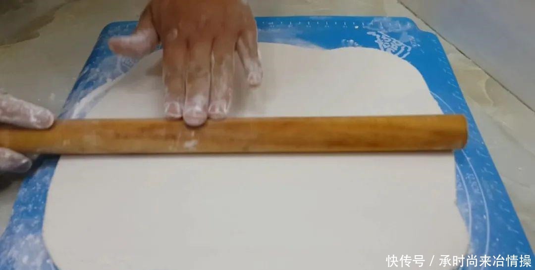 小油条|糯米粉这样做才好吃,开水一烫,个个焦脆又香酥,比麻花油条好吃