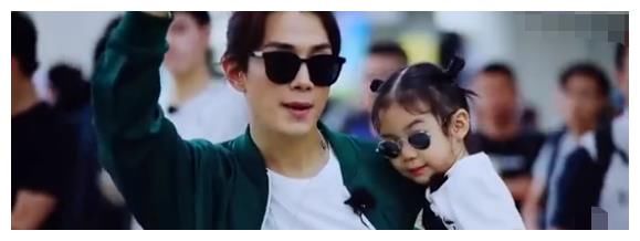 baby夏日双马尾造型用头发编出爱心，墨镜一带像成人版lucky，童趣满满