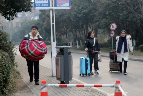 这个寒假大学生太难了：学校不让留，家乡不让回！