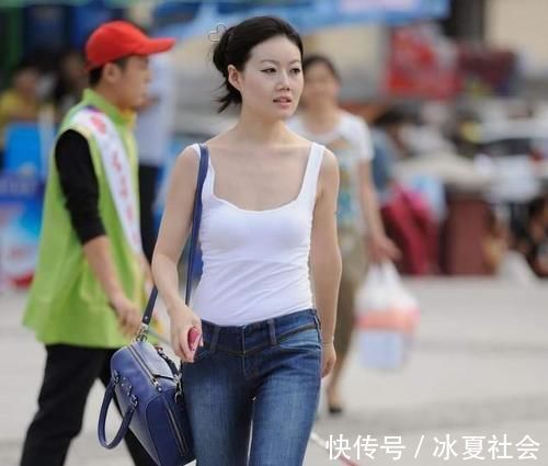 美女 青春活泼的牛仔裤美女,修长长腿穿出舒适感,给人种精致的女人味