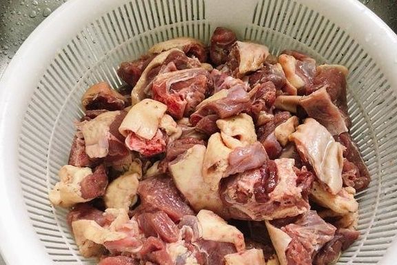 粗茶淡饭|炖鸭子时,别再焯水去腥了!学会这1妙招,鸭肉不腥还鲜味足