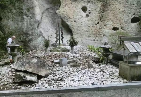 神社|日本世界文化遗产“花之窟神社”供奉巨石部分崩落，砸坏神社拜殿