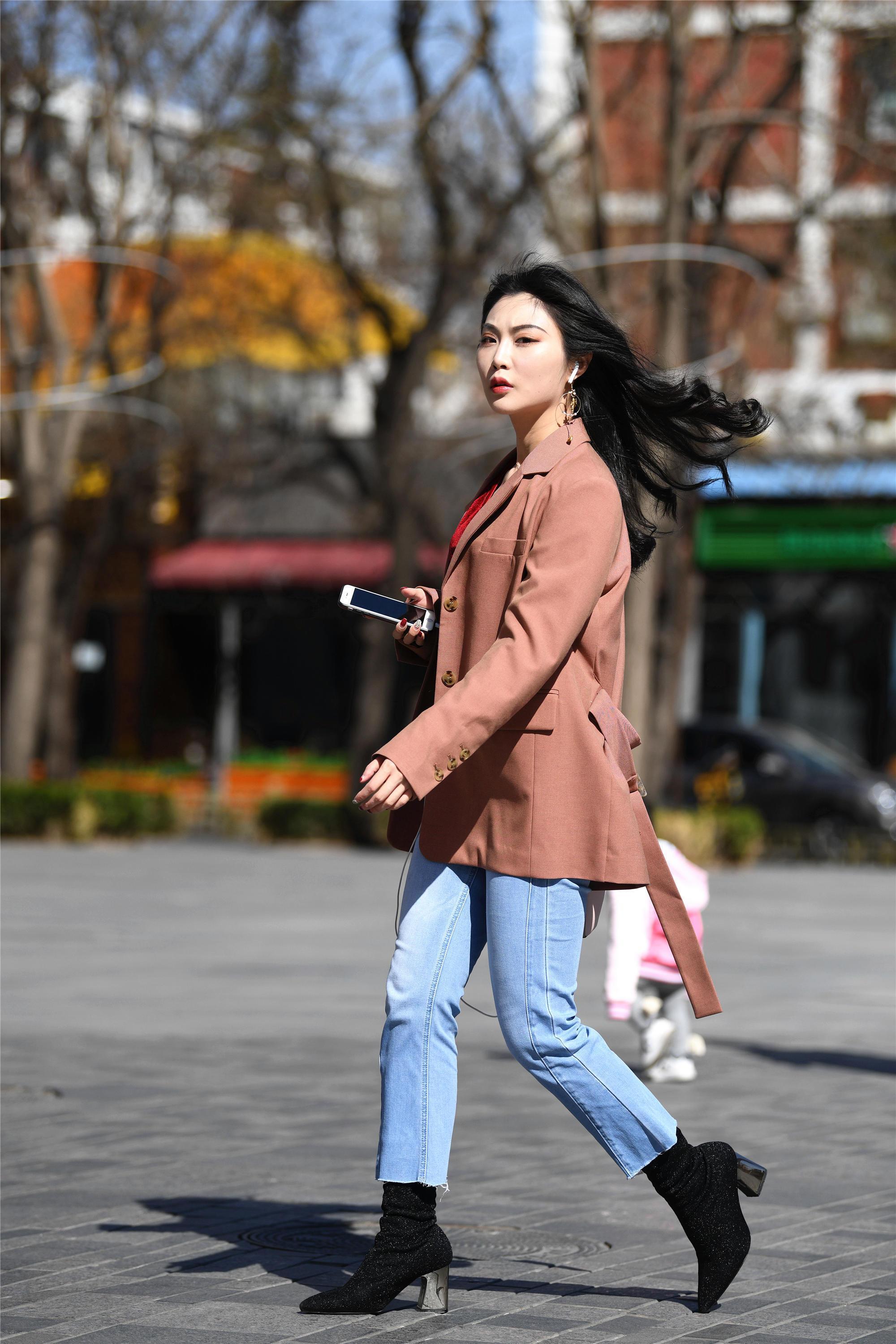西装|街拍美女一件藕荷色的西装,有一点风衣的味道,混搭风的感觉!