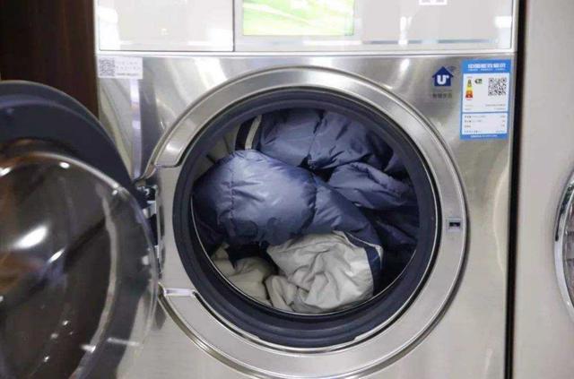 羽绒服 冬天洗羽绒服时,只需在水里加勺“它”,洗完跟新买的一样!