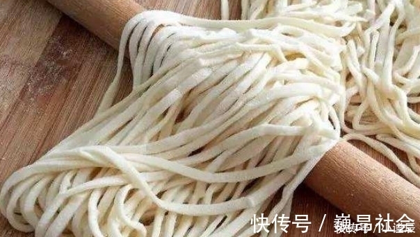 香菇|做手擀面时，万万不要再用水和面了换成它，面条更嫩滑，更筋道