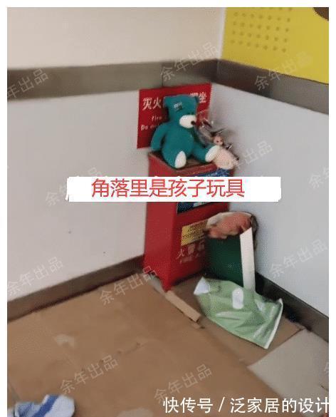 廊坊|河北一年轻妈妈,常年带俩孩子睡商场电梯间,“带孩子见见世面”