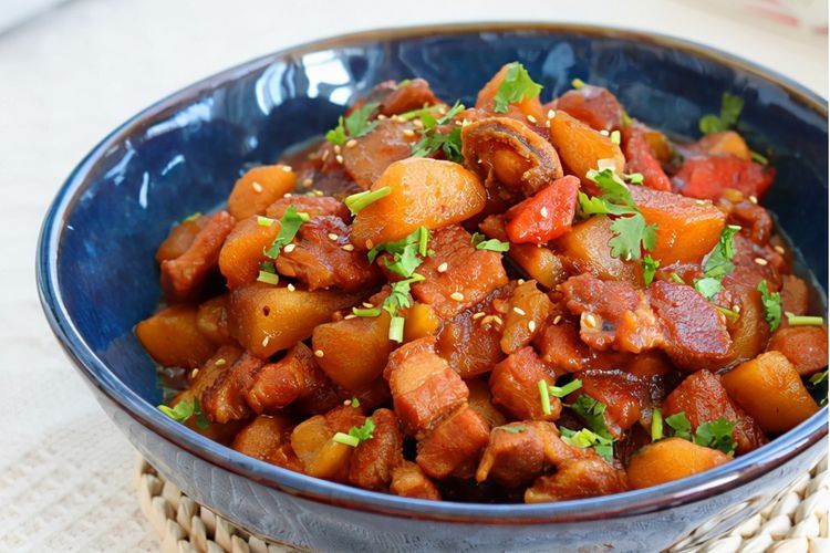 红烧肉的新吃法，配上土豆，香而不腻