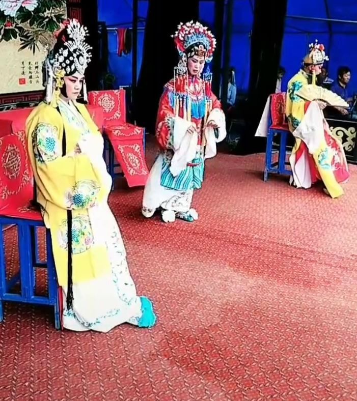 看戏|大爷大妈泥地中冒雨看戏2小时！剧团：非常感动，认真完成！