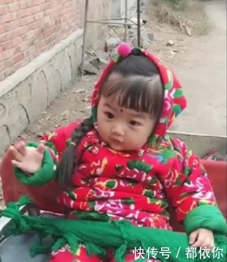 留守儿童|2岁女儿送回老家,姥姥发来照片,看到女儿的造型妈妈笑喷了!
