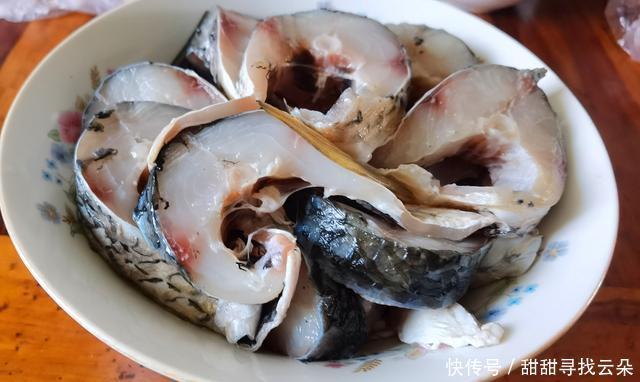 蒜瓣|草鱼红烧前加上“这1步”,鲜香又入味,鱼肉似蒜瓣