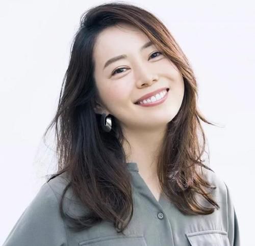 女人过了五十岁，尽量避开这些显老发型＋发色，换对这三款更减龄