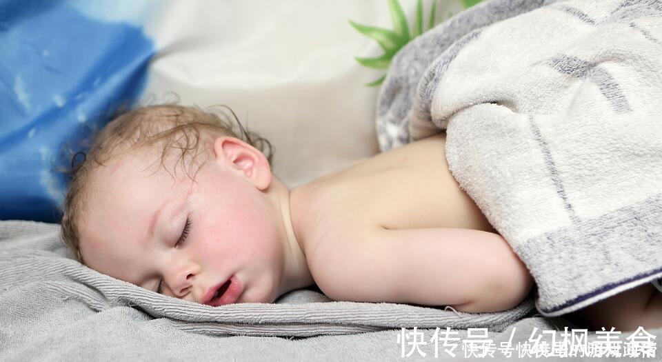发育|入秋后带娃睡觉,父母注意“一要四不要”,孩子睡的香发育好