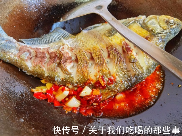 无论什么鱼，红烧时牢记3个技巧，鱼肉软嫩鲜美没腥味，太好吃了