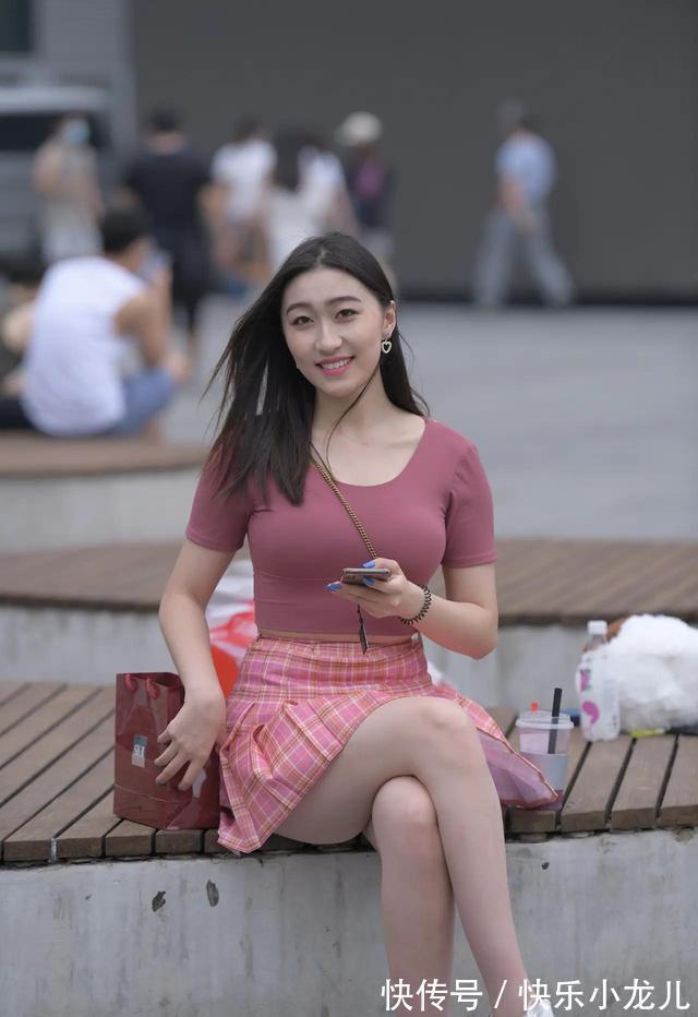 穿衣 美女一身粉色系穿衣风格,青春又甜美,是否能引起你无限的回忆?