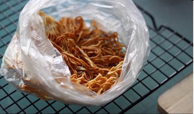  小时候爱吃的干脆面，原来做法如此简单，比买的好吃又健康