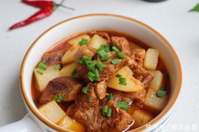 天冷就要吃点暖身菜,几种食材炖1锅,热乎乎的越吃越暖和