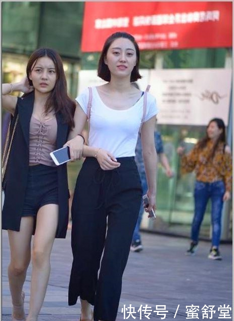 短袖|黑色阔腿裤搭配白色短袖,优雅而动人