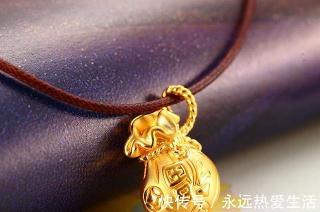 黄金首饰 周六福黄金首饰佩戴起来落落大方!