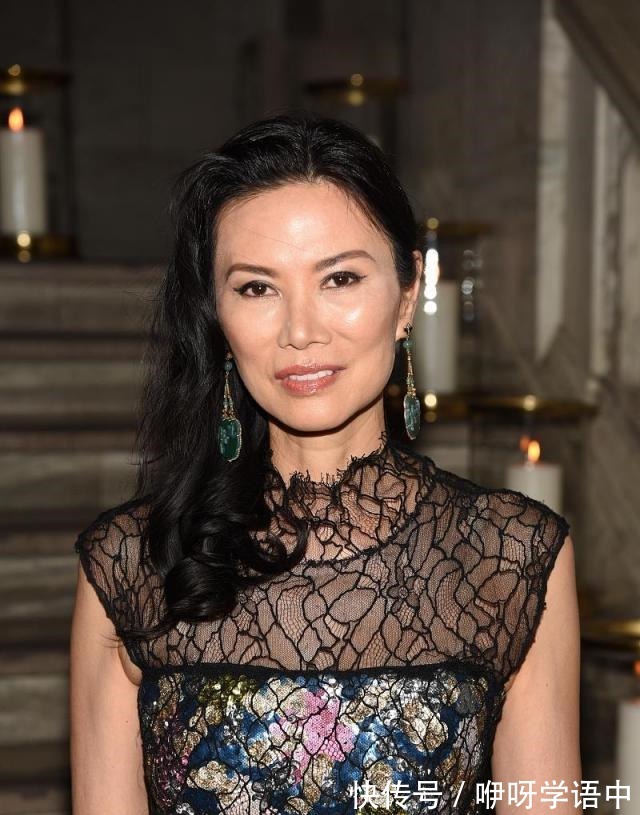 露背礼服 邓文迪罕见换发型,烫微卷发好显年轻,配“露背礼服”哪像52岁!