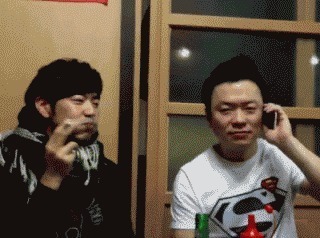 |搞笑GIF图:妹子,去扫大街还这么开心,真是够乐观的