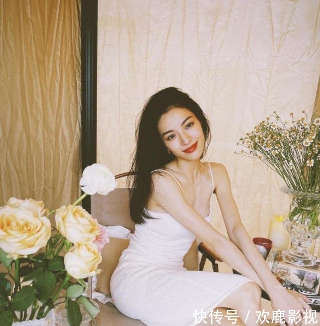 面料|徐璐穿吊带配牛仔裤,彰显青春洋气范,“漫画腰”太让人喜欢了