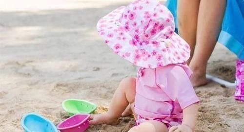 晒伤|宝妈忘给孩子做防晒,早起带娃去海边玩,晚上带回俩“国际友人”