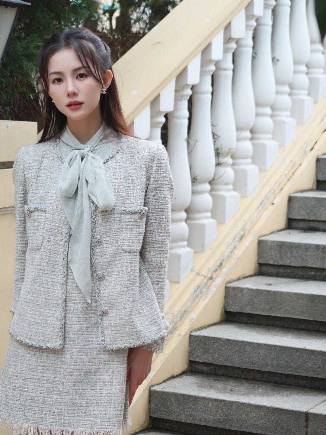 香风|日常穿搭技巧分享,高腰牛仔裤搭配小香风外套,让你美出新高度!