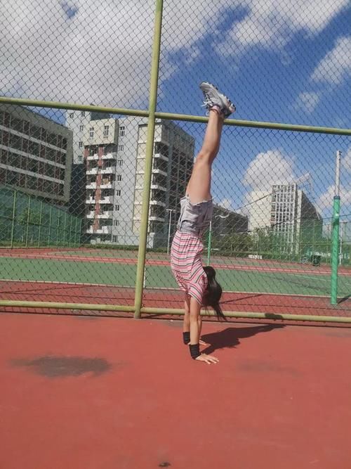 校运会|99年女生宿舍惊现8块腹肌！！3亿网友都在＂馋＂她的身子....