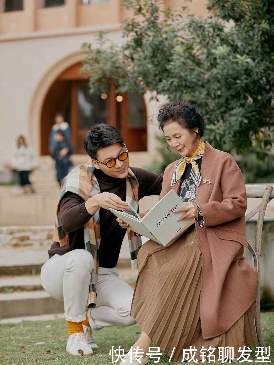 这位60岁奶奶的穿搭真讲究，优雅知性时髦有魅力，气质不输年轻人