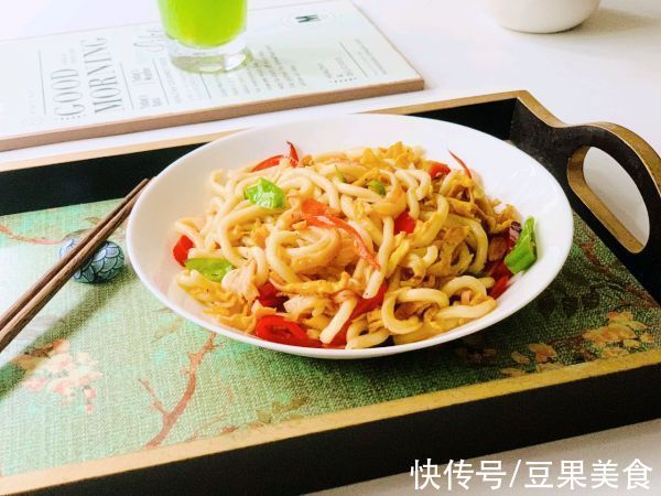 乌冬面|简单好做又好吃的蟹柳蛋丝炒乌冬