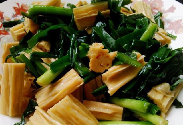 春天，我常用2样素菜炒着吃，不放肉也照样鲜美，一盘都不够吃