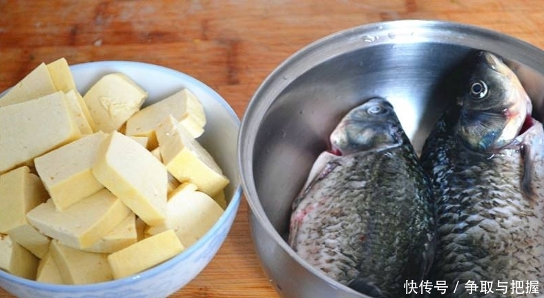 做鲫鱼汤,直接下锅就错了,加上一步,鱼汤很香很白,无腥味!