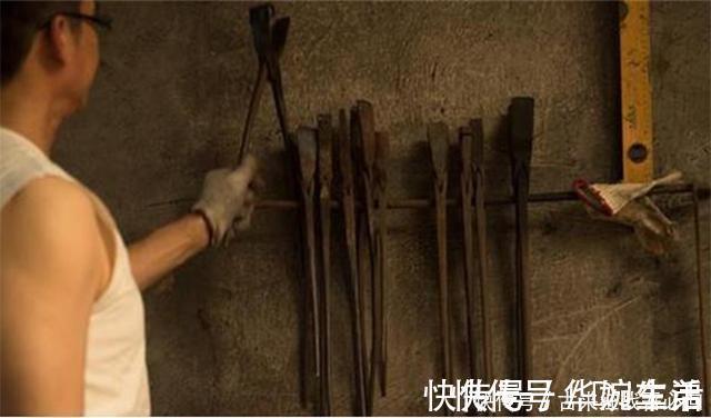 郑国荣#铸剑师郑国荣:第一把剑拍卖两万,第2把陨铁铸造,第3把赠金庸