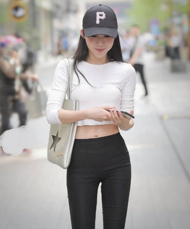 街拍美女小姐姐紧身裤+小白鞋,瘦是很瘦了,但穿出来全是皱褶