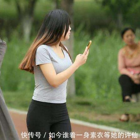 紧身裤|美女街拍白色吊带裙搭配跟鞋，街头格外耀眼！