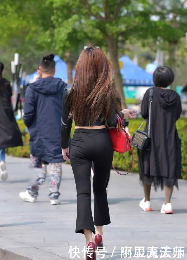 美女|过了40岁的女人，多尝试“喇叭裤”，这么穿时髦又显瘦