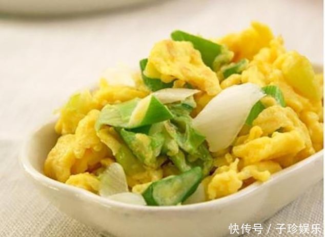 炒鸡蛋时，掌握这个做法技巧，鸡蛋滑嫩又鲜香，没有一点腥味