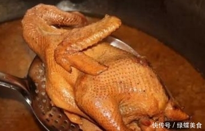 网红夫妻街边卖“它”,15元一只,日卖上千只,邻摊:笨蛋才买!