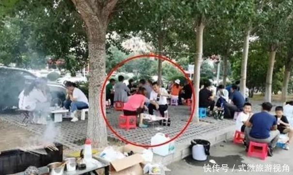 安静|爸妈为吃烧烤，把孩子放包里，宝宝好无奈啊好像是充话费送的