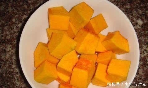 女性到了中年,推薦3種食物,健脾養胃,排毒清腸,補益身體