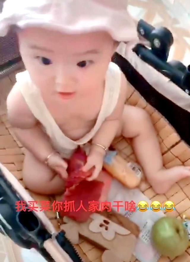 超市|宝妈带娃逛超市,回家后发现儿子手中有东西,仔细一看妈妈笑翻