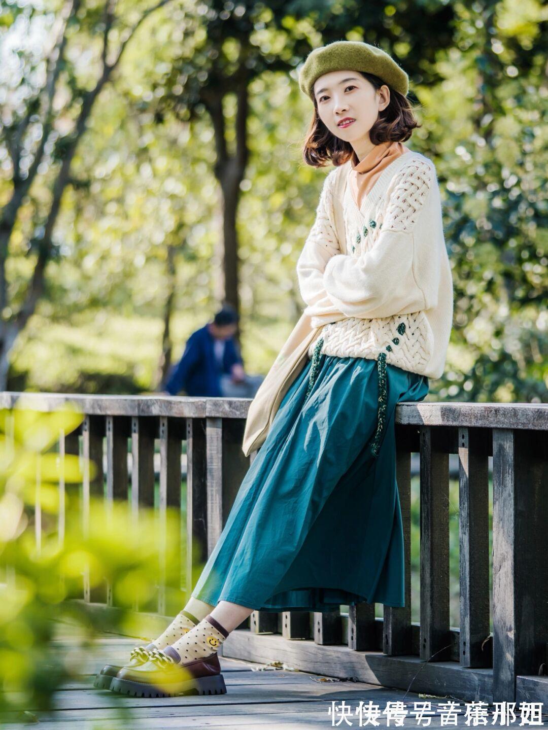 冬季 紧身裤过时了,这个冬季流行“毛衣+半身裙”,轻松穿出不俗气质