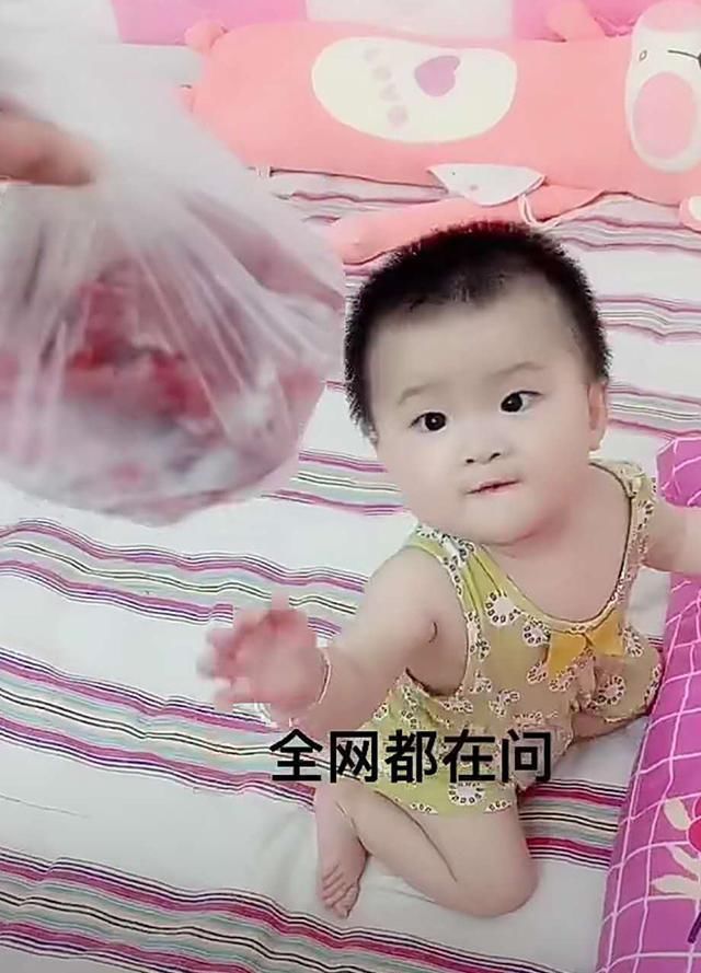 超市|宝妈带娃逛超市,回家后发现儿子手中有东西,仔细一看妈妈笑翻