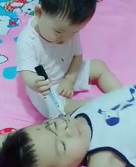 吴妈妈|5岁哥哥带1岁弟弟午睡,当宝妈再进房间看到眼前一幕,哭笑不得