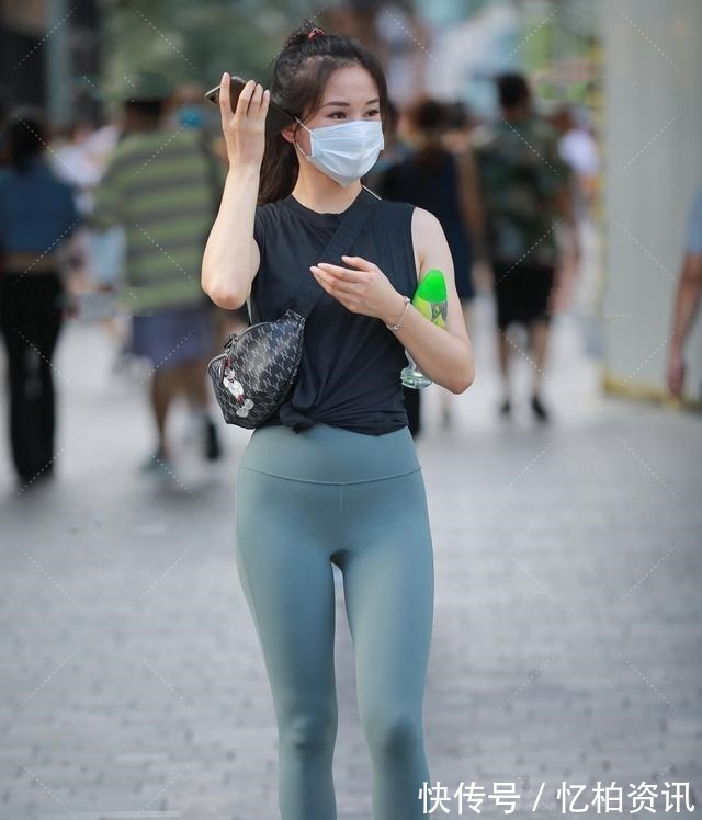 高马尾 紧身运动装搭配高马尾,青春活泼,元气满满的运动风!