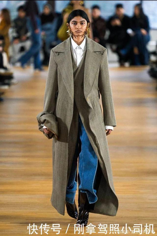 先别买针织衫!今秋必买的上衣是这件,配西装外套太好看了