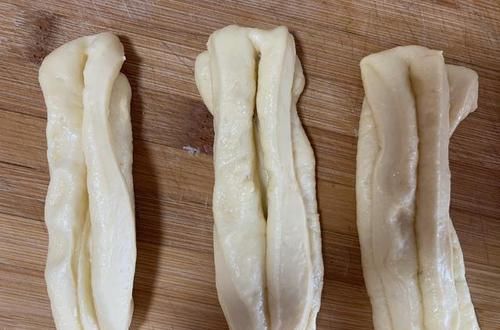 家常版炸油条的做法，掌握小技巧，个个蓬松酥脆，放凉了也不会硬