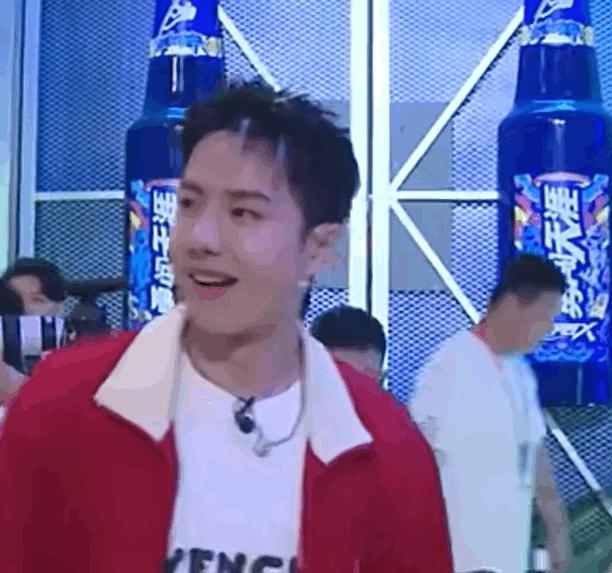 王一博|这街4录制现场,王一博一个动作,粉丝集体坐不住了